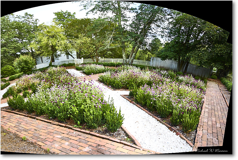 GreenhowTenementGarden_ColonialWilliamsburg_2024Sep_R5B30564&68_Panorama