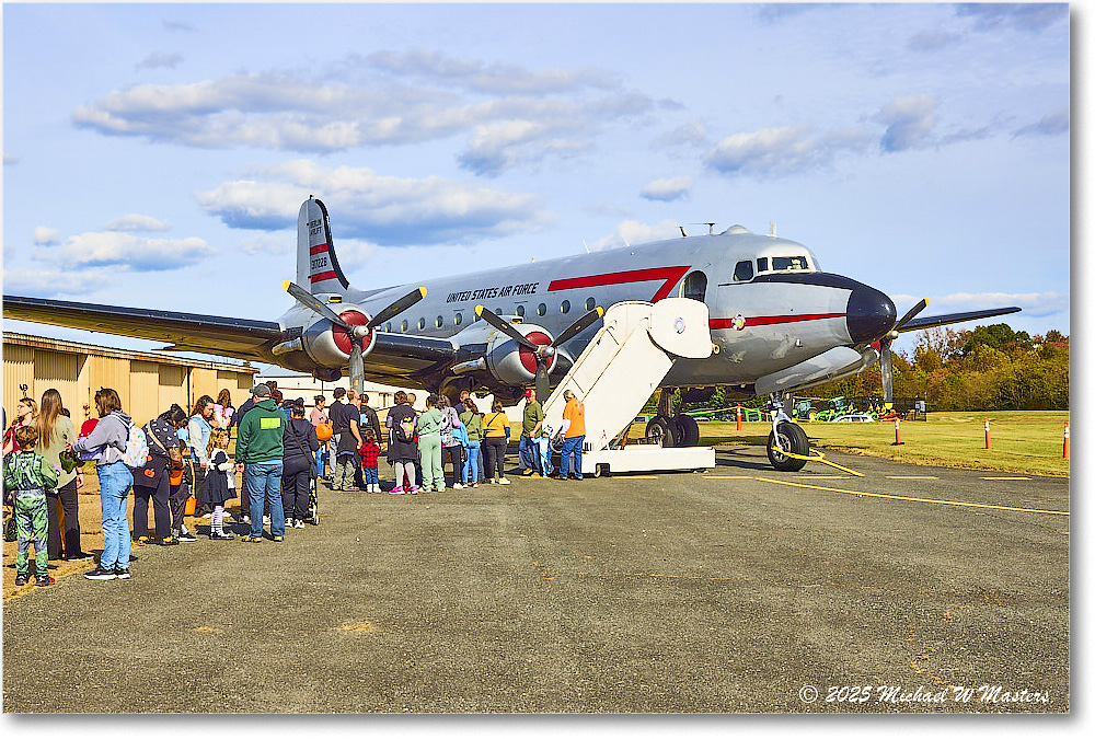 DouglasSkymasterC54D-317228_ShannonHarvestFlyIn_2025Oct_R5A26135