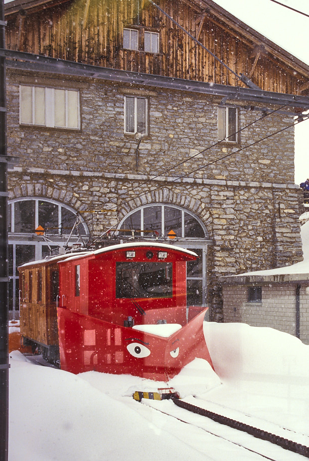 JungfrauRailSnowPlow-Switzerland-1997Apr-V