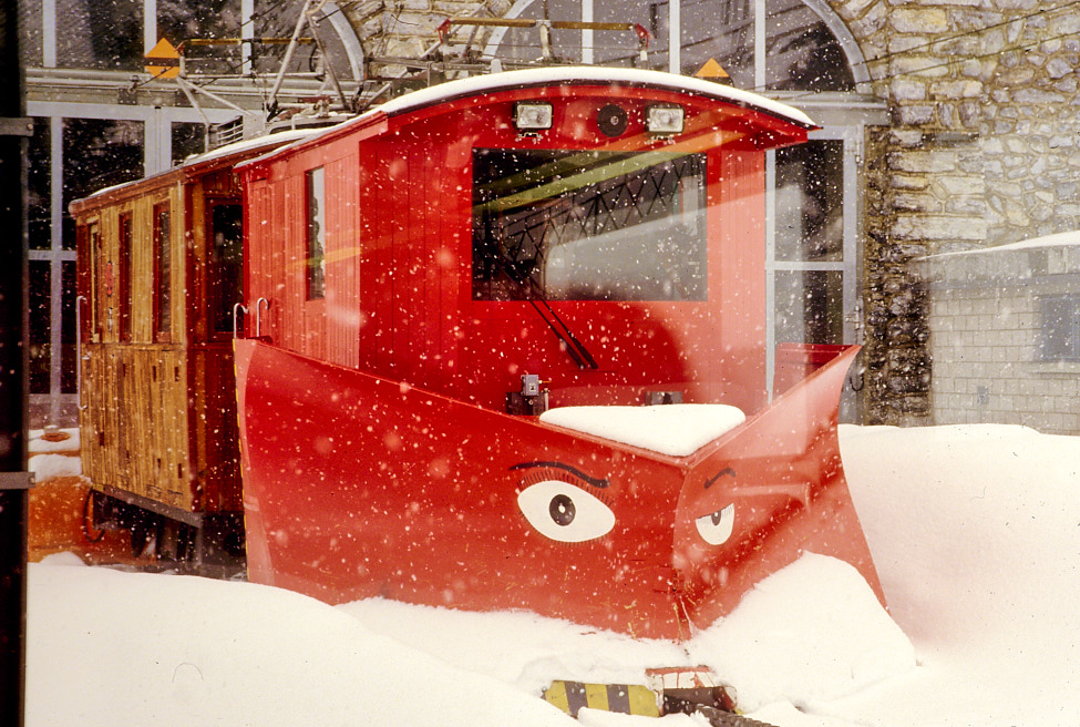 JungfrauRailSnowPlow-Switzerland-1997Apr-ek2
