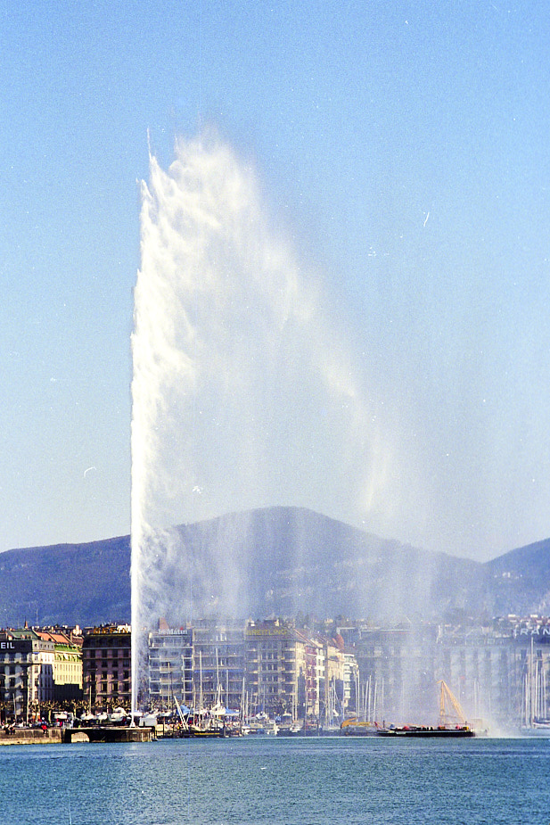 LakeGenevaFountain-Switzerland-1997Apr-kn05